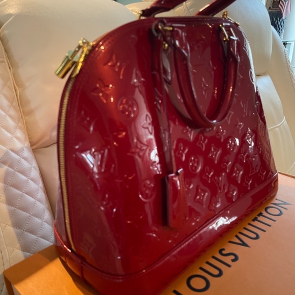 Louis Vuitton - Picture 3 of 11